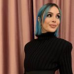 Rose Villain davanti a tende rosa