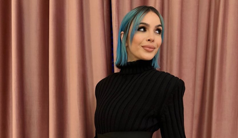 Rose Villain davanti a tende rosa