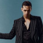 Achille Lauro con parete azzurra alle spalle