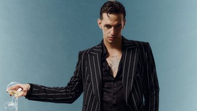 Achille Lauro con parete azzurra alle spalle