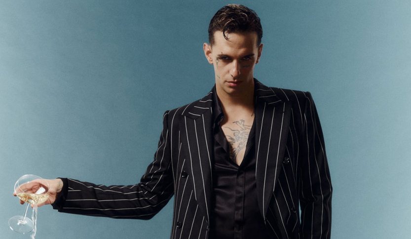 Achille Lauro con parete azzurra alle spalle