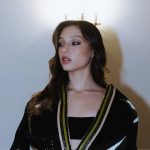 Sarah Toscano con dietro una lampada