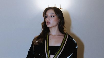 Sarah Toscano con dietro una lampada