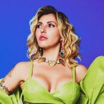 Serena Brancale con sfondo blu