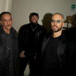 Shablo, Guè, Joshua e Tormento in un corridoio