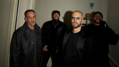 Shablo, Guè, Joshua e Tormento in un corridoio