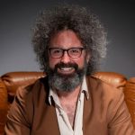 Simone Cristicchi su una poltrona