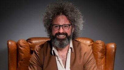 Simone Cristicchi su una poltrona