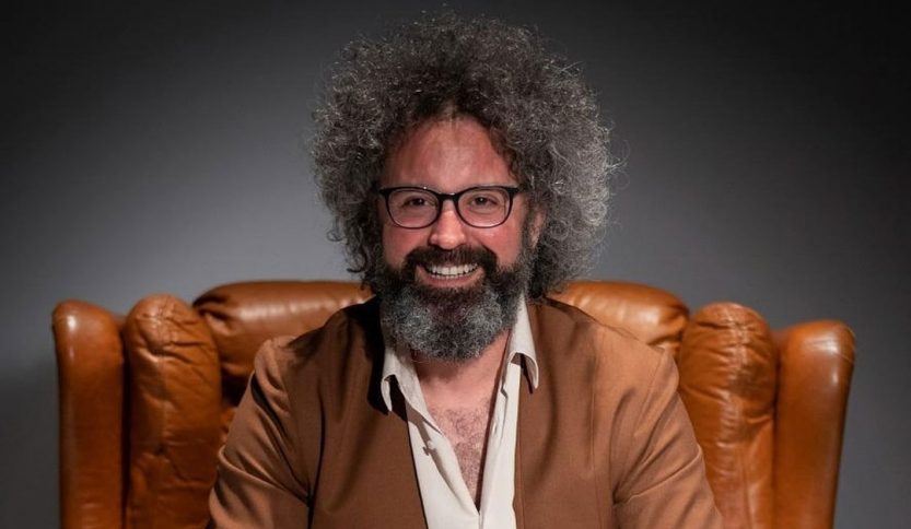 Simone Cristicchi su una poltrona