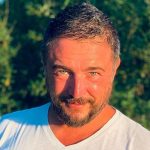 Patrizio Prata con dietro degli alberi