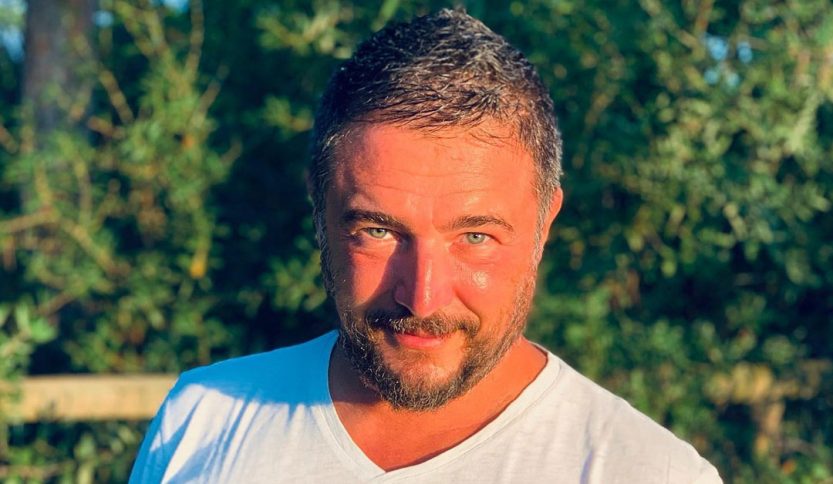 Patrizio Prata con dietro degli alberi