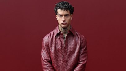 Tony Effe con sfondo rosso