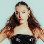 Diora Madama con sfondo azzurro