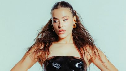 Diora Madama con sfondo azzurro