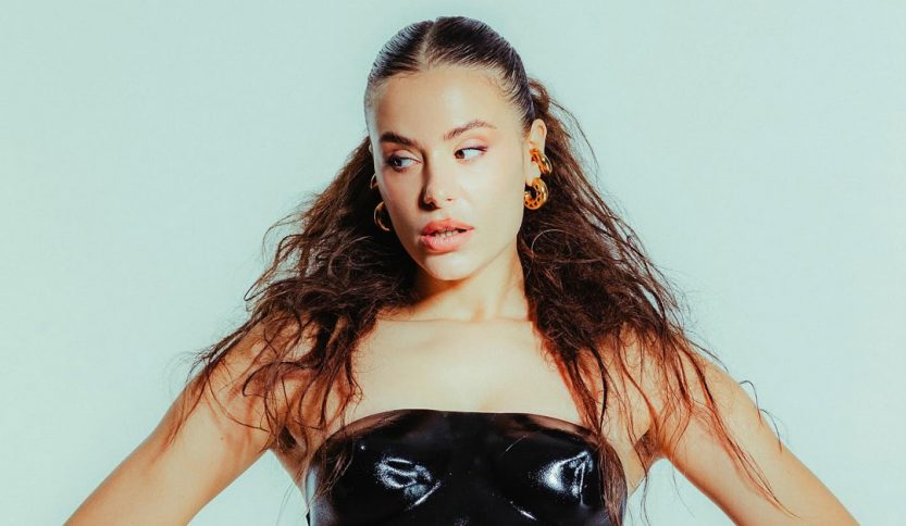 Diora Madama con sfondo azzurro