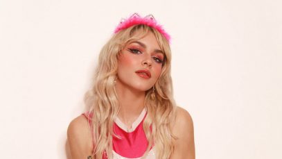 Giorgieness con una coroncina rosa