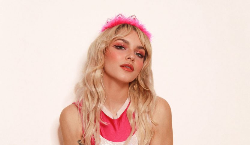 Giorgieness con una coroncina rosa