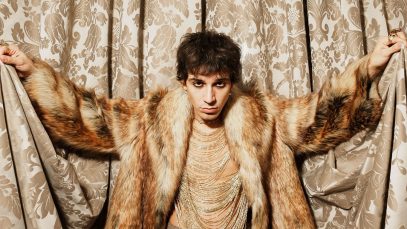 Alex Wyse con tenda oro dietro