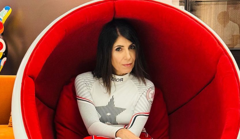 Giorgia in una poltrona rossa