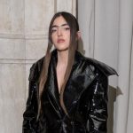 Joan Thiele con dietro una colonna