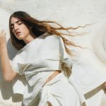 Foto di Joan Thiele nel deserto