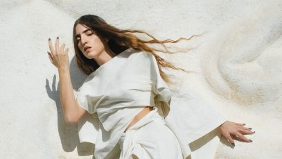 Foto di Joan Thiele nel deserto