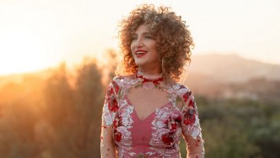 Marcella Bella con piante dietro