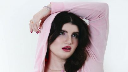 Maria Tomba con pigiama rosa