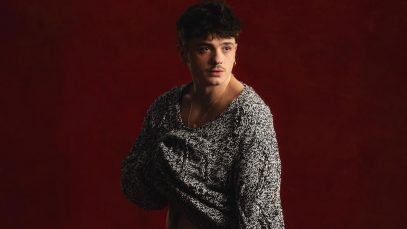 Olly con maglione e sfondo rosso