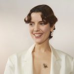 Anna Carol con sfondo bianco