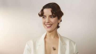 Anna Carol con sfondo bianco