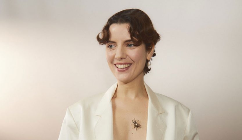 Anna Carol con sfondo bianco