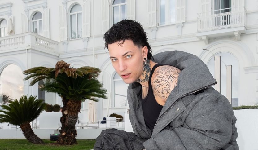 Gabriele Anakin a Sanremo con palazzo grigio