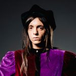 Lucio Corsi con un basco nero