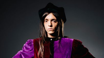 Lucio Corsi con un basco nero