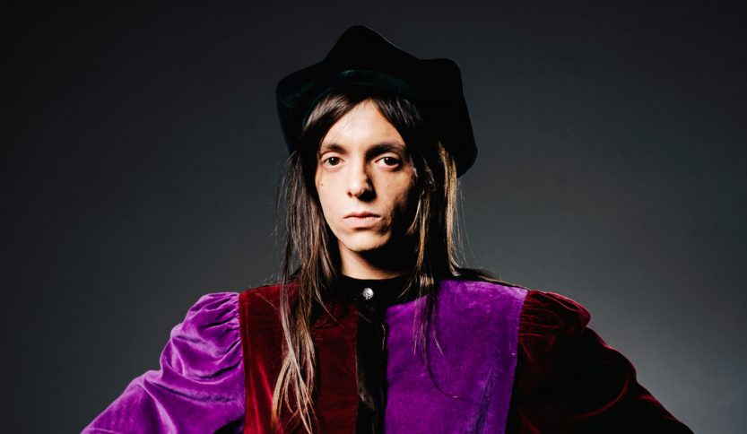 Lucio Corsi con un basco nero