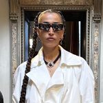 Nina Zilli con occhiali da sole in una sala