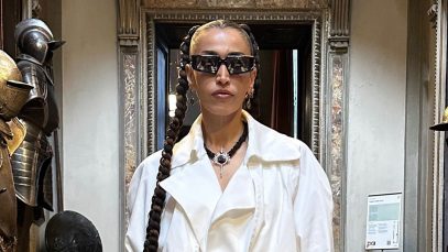 Nina Zilli con occhiali da sole in una sala