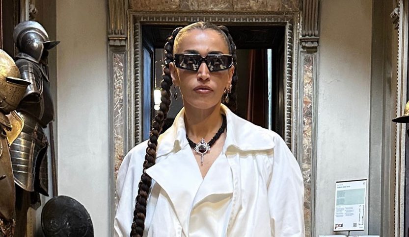 Nina Zilli con occhiali da sole in una sala