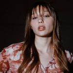 Sarah Toscano con sfondo nero