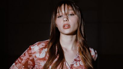 Sarah Toscano con sfondo nero