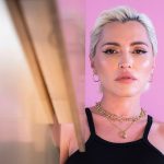 Serena Brancale con sfondo rosa