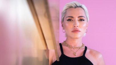 Serena Brancale con sfondo rosa