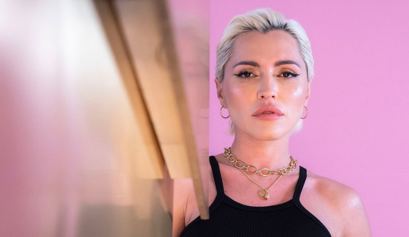 Serena Brancale con sfondo rosa