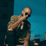 Zeep su una sedia con occhiali