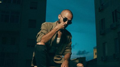 Zeep su una sedia con occhiali