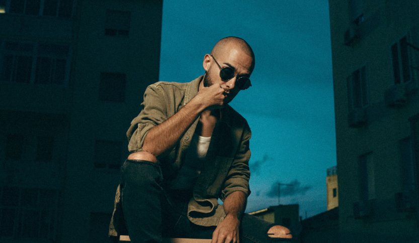 Zeep su una sedia con occhiali