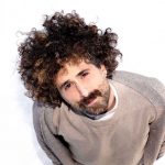 Gio Evan con sfondo chiaro