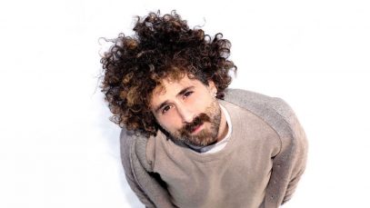 Gio Evan con sfondo chiaro
