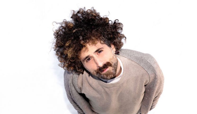 Gio Evan con sfondo chiaro